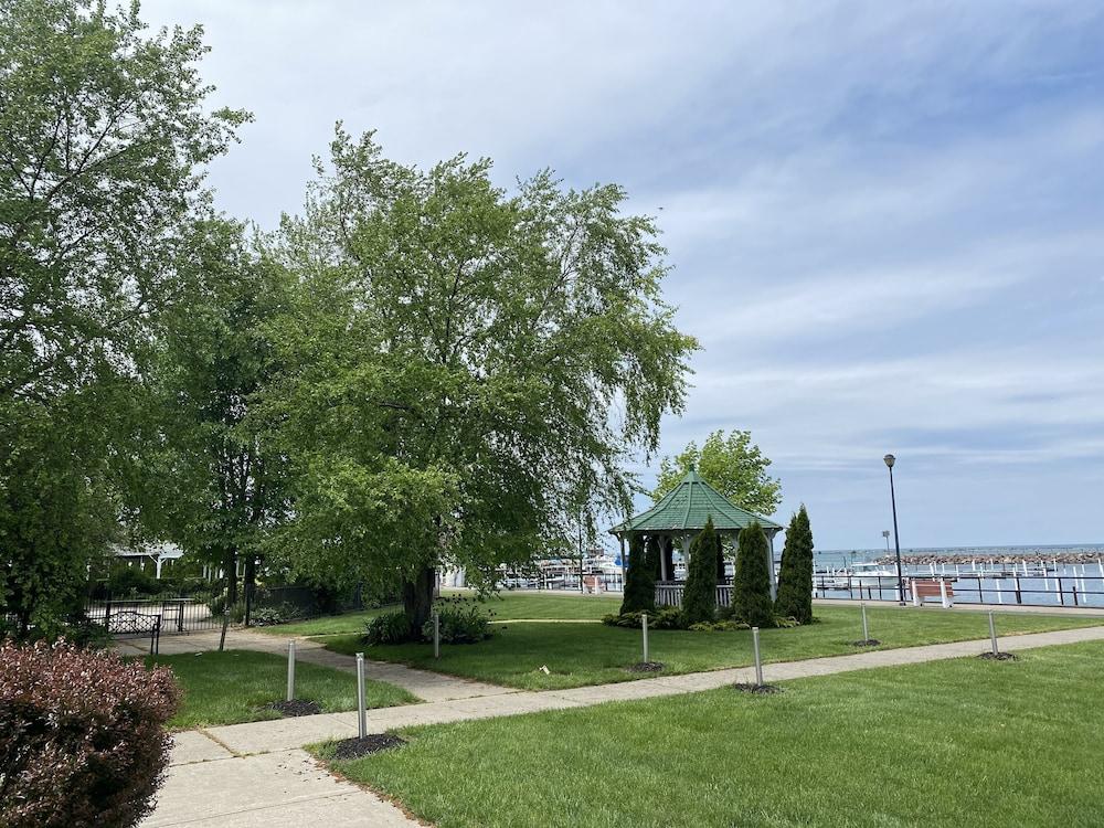 Clarion Hotel Conference Center On Lake Erie Dunkirk Exterior photo